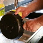 Como limpar panela de ferro fundido